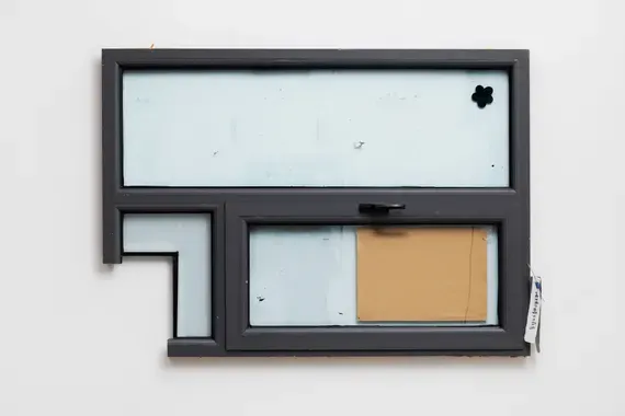 Nothing Sadder Than Giving Someone A Flower (Puren Pharmacy）