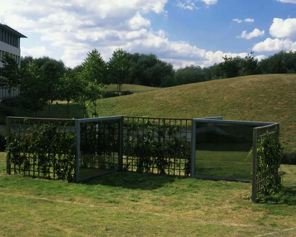 Dan Graham, Two Way Mirror and Hedge Labyrinth