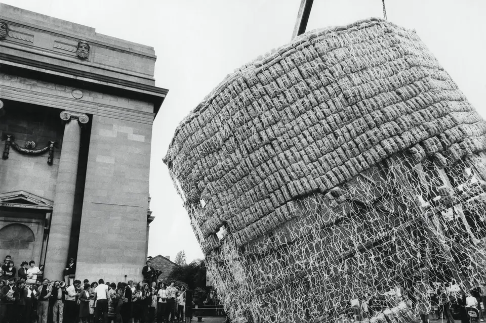 Marta Minujín, la torre de pan de james joyce (the james joyce tower in bread)