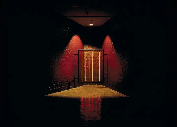 Mona Hatoum, The Light at the End