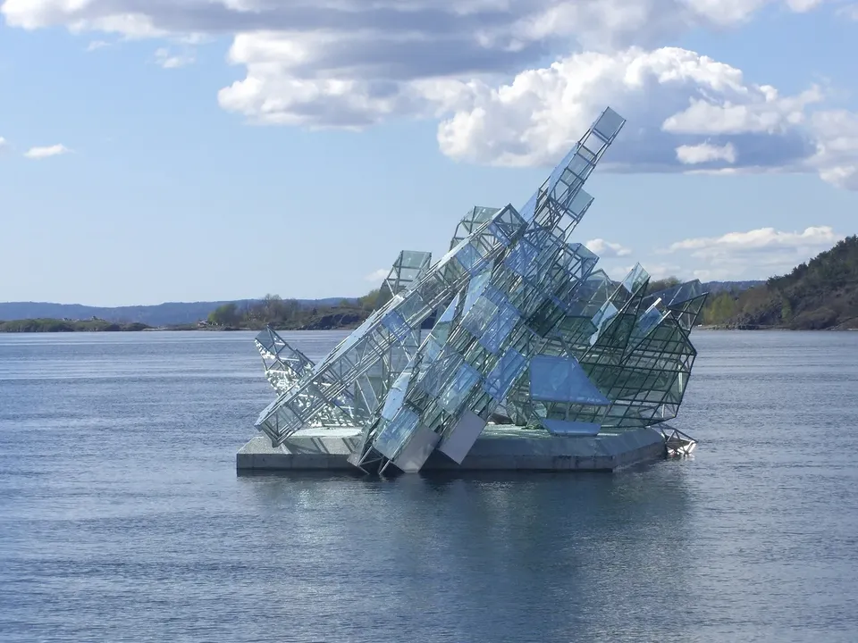 Monica Bonvicini, She Lies
