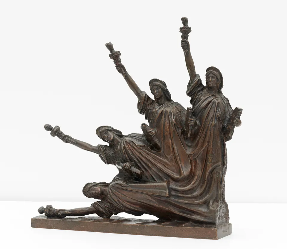 Marta Minujín, estatua de la libertad cayendo (statue of liberty lying down)