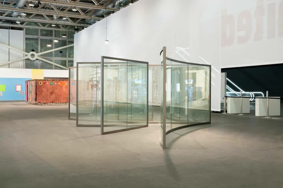 Dan Graham, Two V's Entrance-Way