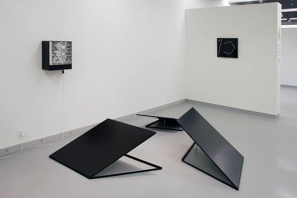 Nairy Baghramian, klappen mit goldenen zähnen (trapdoor with golden teeth)