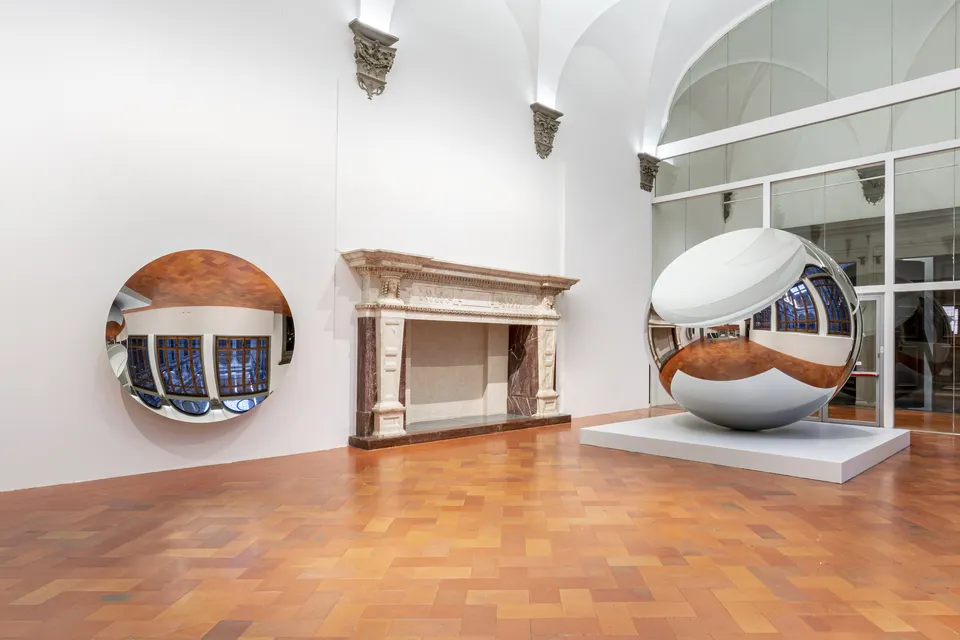 Anish Kapoor, Mirror, 2018 (left) and Newborn, 2019 (right)