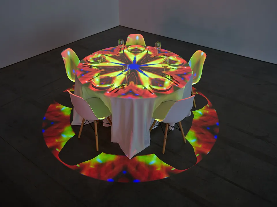 Pipilotti Rist, Streichelnder Nachtmahl Kreis 25 Knickerbocker Ave (Caressing Dinner Circle 25 Knickerbocker Ave)