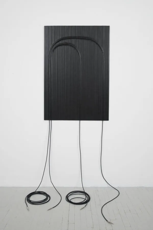 Naama Tsabar, Suspension (Arches #1)