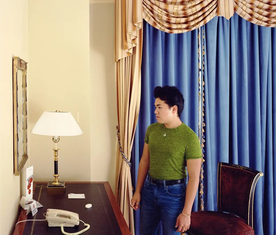 Jeff Wall, Man at a mirror