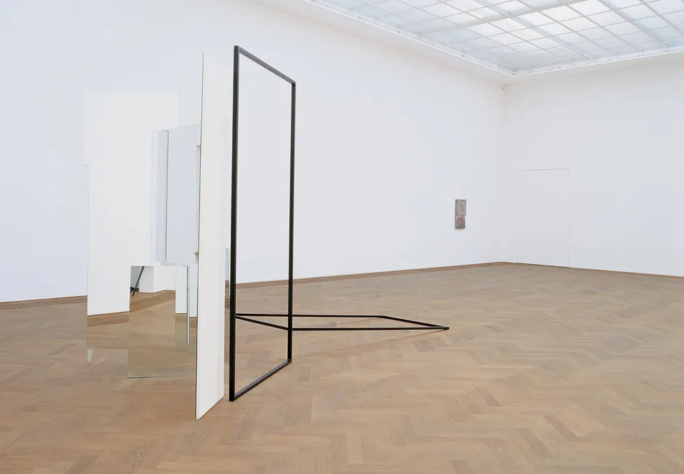 Nairy Baghramian, das hübsche eck (the pretty corner)