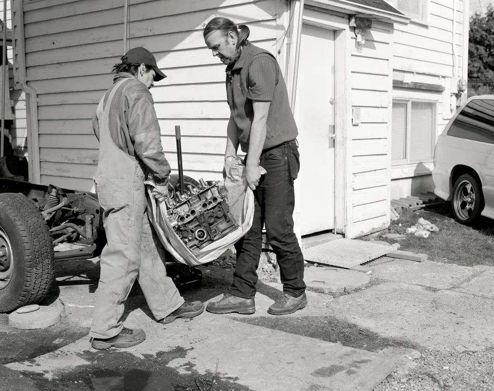 Jeff Wall, Men move an engine block