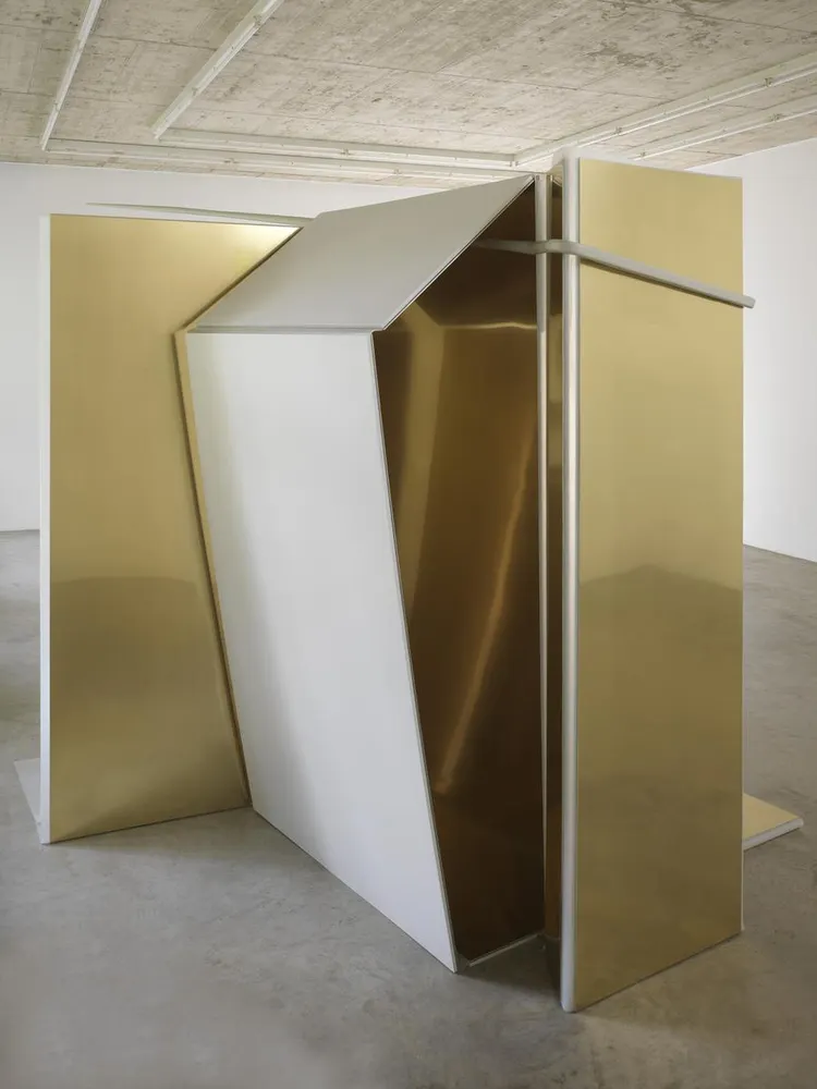 Nairy Baghramian, entrechambrage verticale