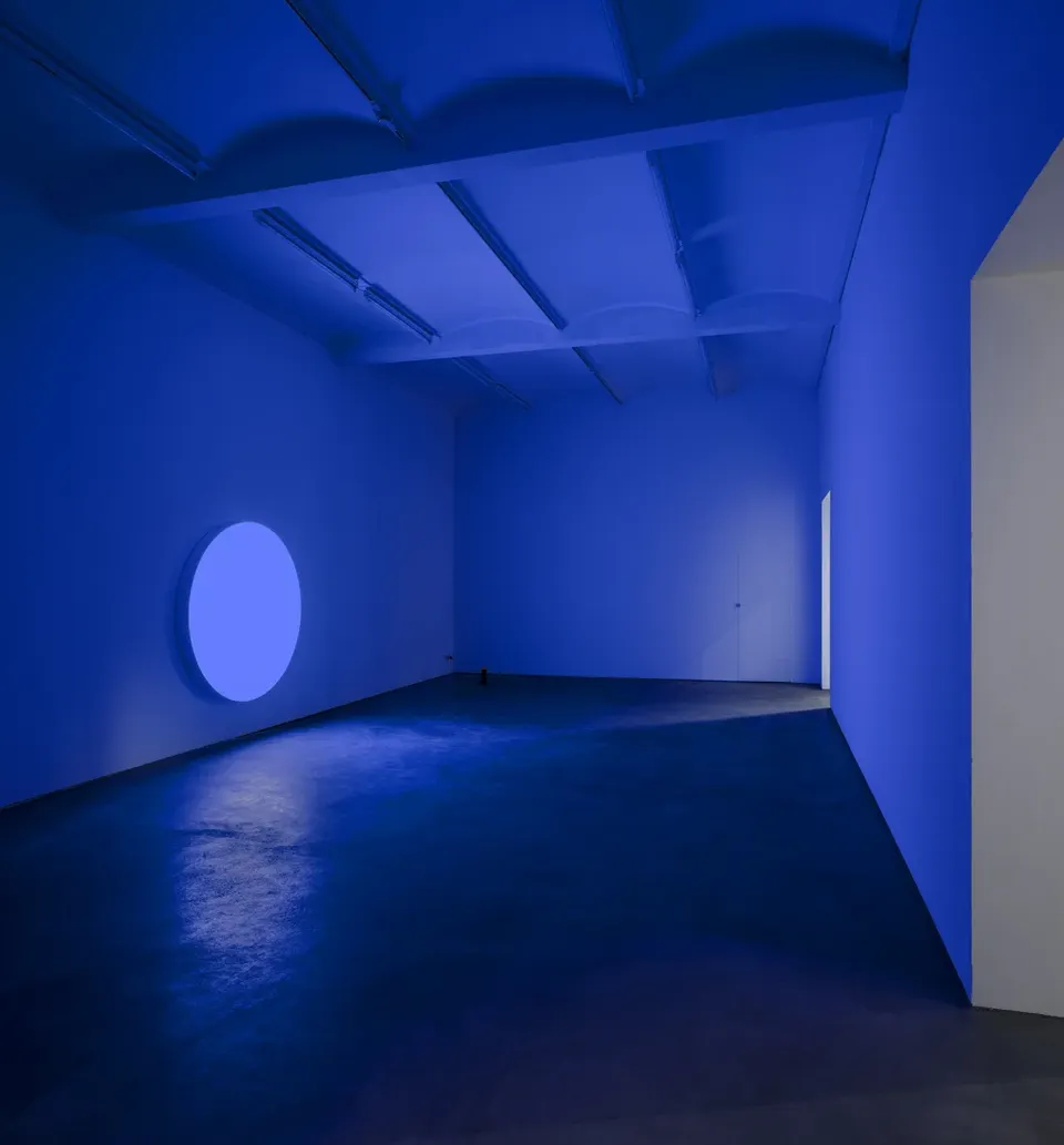 Pamela Rosenkranz, Alien Blue Window (Miloin, Oranienburger Strasse 18)