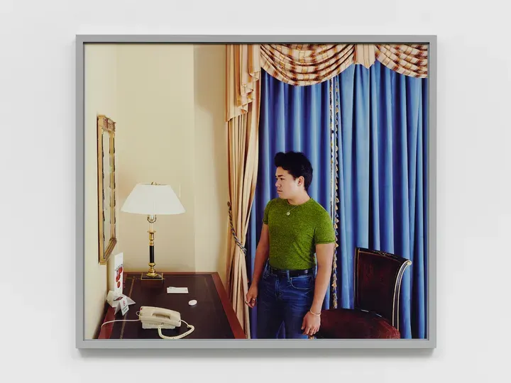 Jeff Wall, Man at a mirror