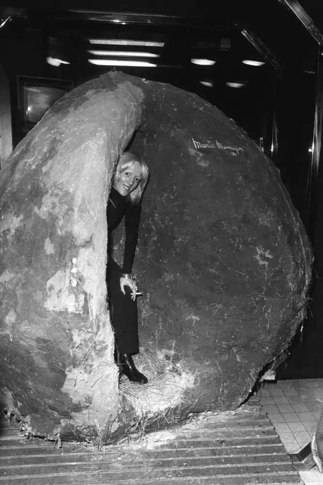 Marta Minujín, marta minujín posing at the entrace of the hornero (furnarius nest), made in conjunction with comunicando con tierra (communication with earth)