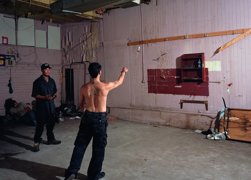 Jeff Wall, Knife throw