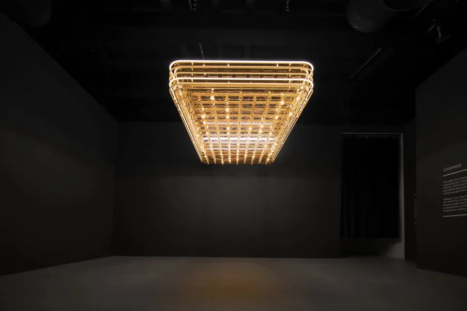 Philippe Parreno, Flickering Lights (Marianne Brandt)