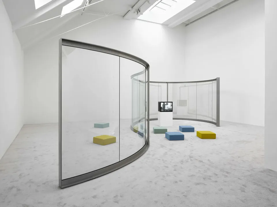 Dan Graham, Stage Set for Music no. 2 for Glenn