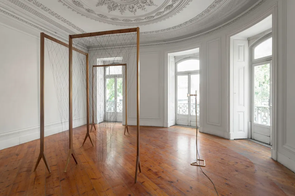 Leonor Antunes, the thread is so tiny, that the eye, though armed with a magnifying glass, suspects it, rather than use it II