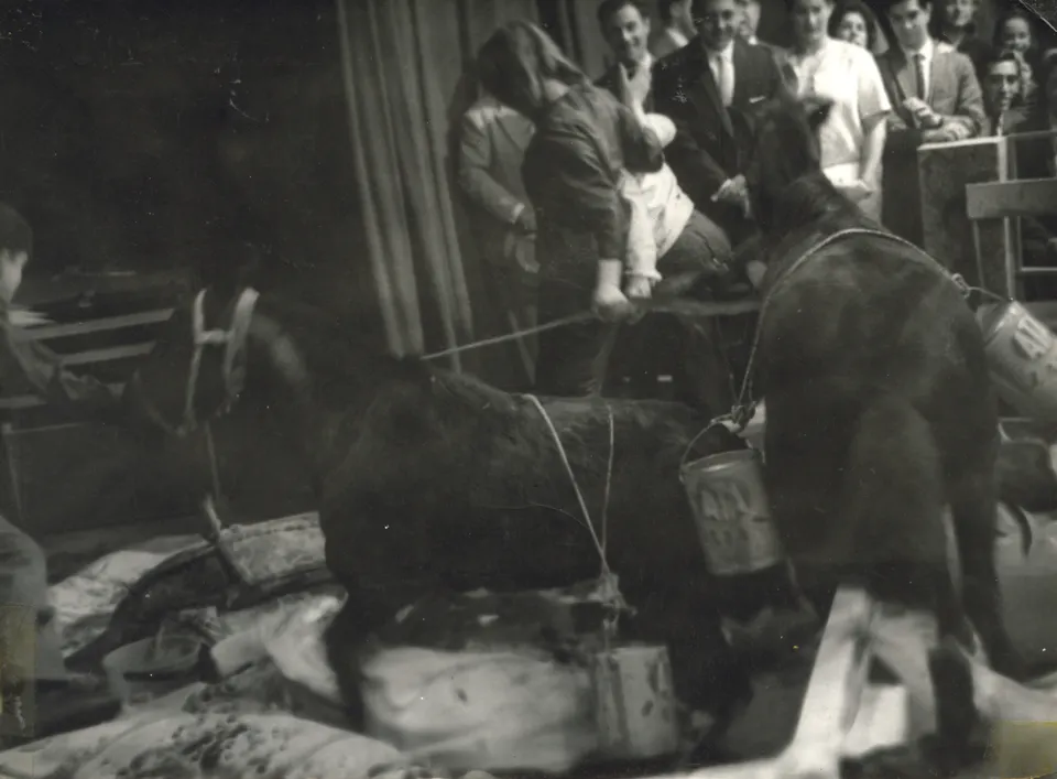 Marta Minujín, la cabalgata (cavalcade)
