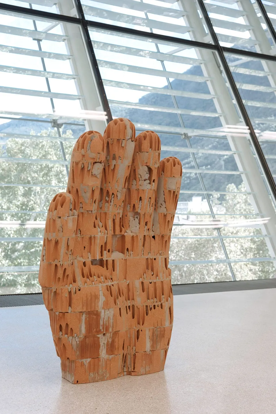 Judith Hopf, hand 2