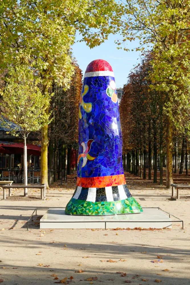 Niki De Saint Phalle, Blue obelisk with flowers