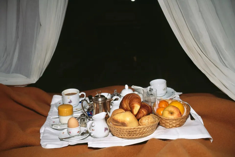 Nan Goldin, Breakfast in bed, Hotel Torre di Bellosguardo, Italy