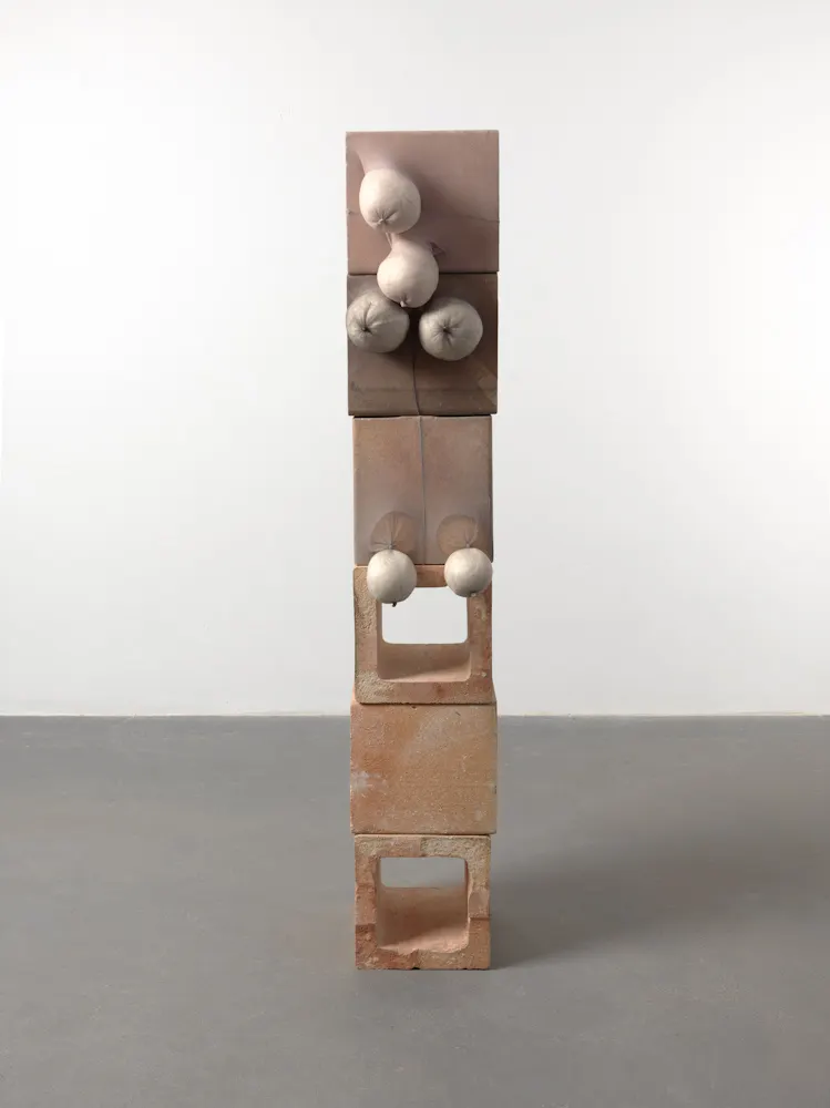 Sarah Lucas, Feeding Post 1