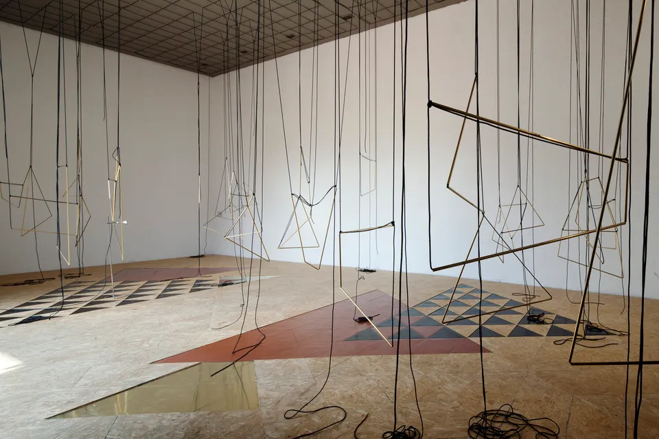 Leonor Antunes, discrepancies with m.g.