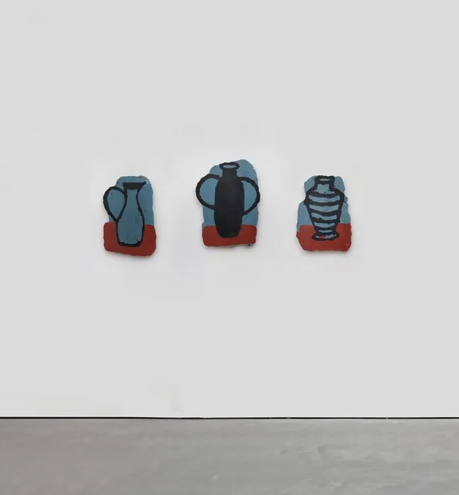 Manoela Medeiros, Trois vases archeologiques sur table rouge