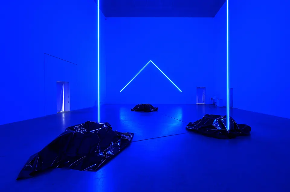 Haroon Mirza, Blue one hundred and eleven
