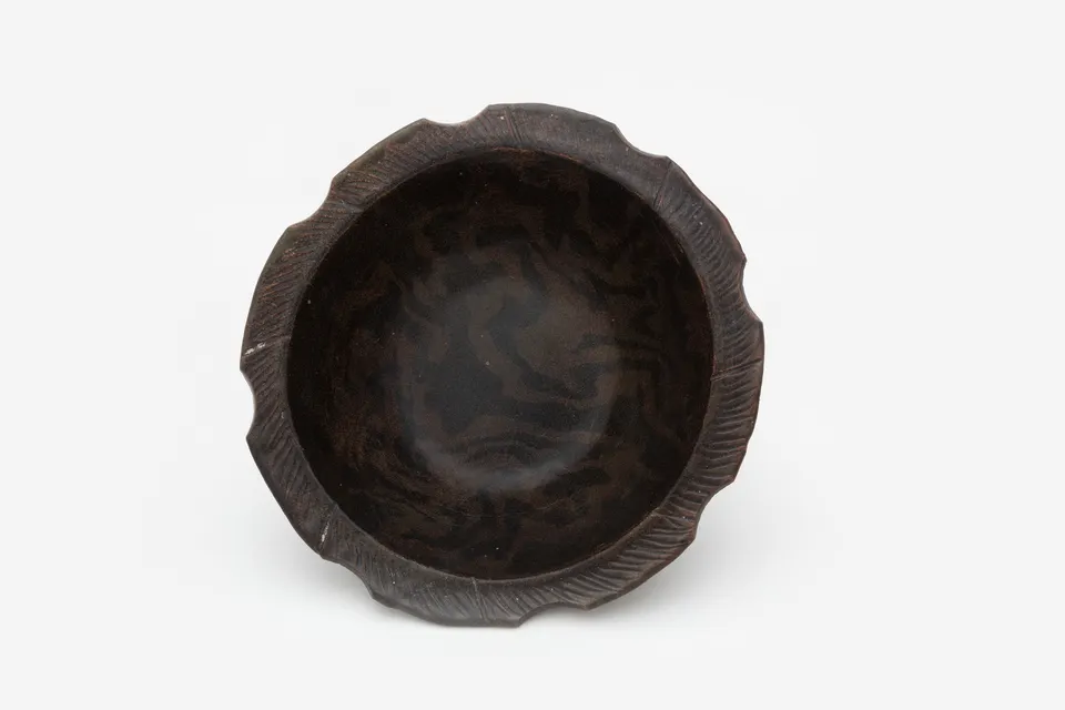 Hylton Nel, Dark marbled bowl with spiralled edge