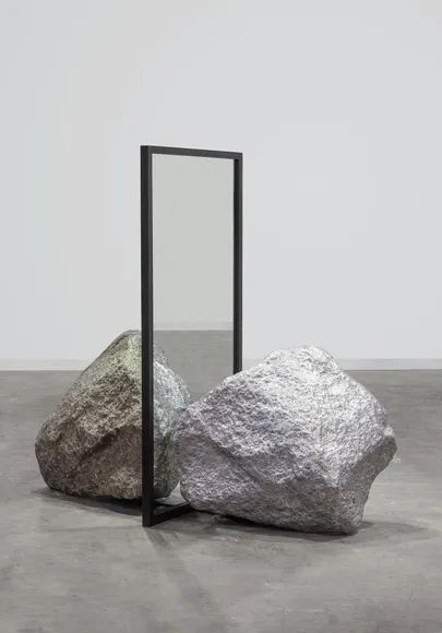 Alicja Kwade, Be-Hide