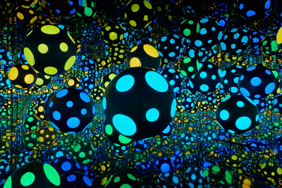 Yayoi Kusama, INFINITY MIRRORED ROOM - MY HEART IS DANCING INTO THE UNIVERSE