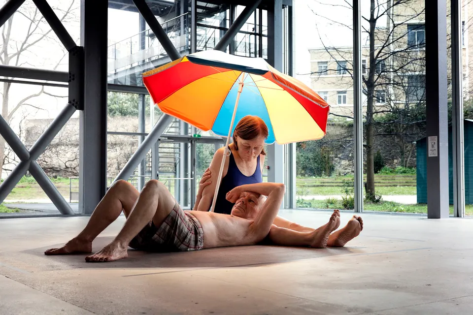 Ron Mueck, Couple Under an Umbrella